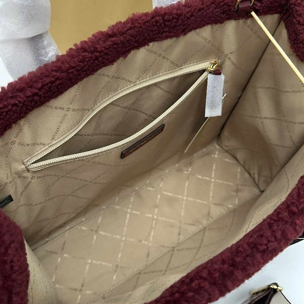 Michael Kors Medium SHEARLING MIRELLA Tote
Shoulder Bag Sherpa
Oxblood
NWT - Picture 11 of 16